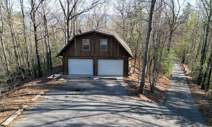 Andrews Cabin | Barndomenium 60 acre retreat *New Listing*