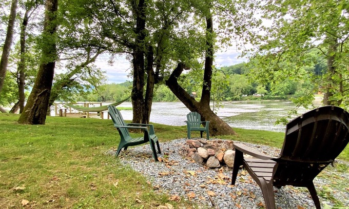 Luray Cabin | Barney's Retreat- Rustic cabin on the river!