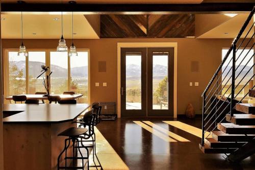 Salida House | Barnwood Chateau With 2 Master Suites Hot Tub