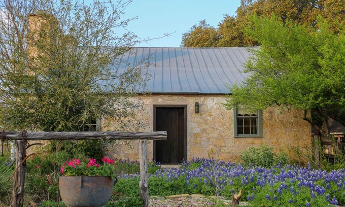 Fredericksburg Cabin | Barons Creek Weinheimer Cabin | 1/1 Historic Rock Cabin In Town