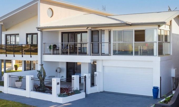 Stockton House | Barrie Charm, a beachfront stay in point-blank views across the endless Pacific Ocean