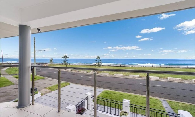 Stockton House | Barrie Charm - Ocean Front House