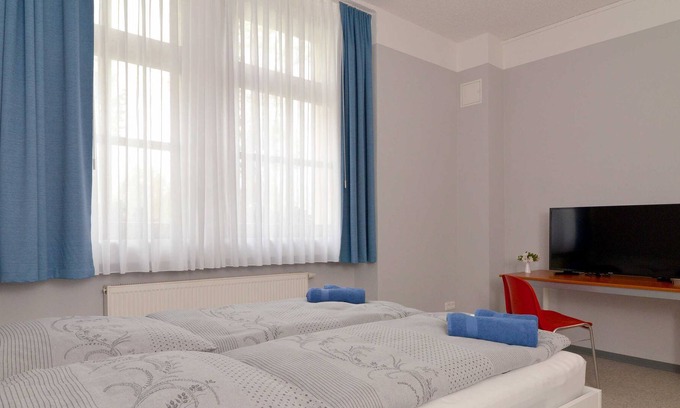 Guben Apartment | Barrier-free double room (with private bathroom) Bathroom) No. 1 - Hostel in Guben