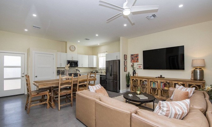 Barrio Hollywood House | Barrio Star-New modern home minutes to Downtown Tucson
