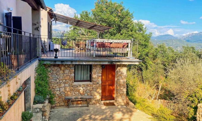 Chateauneuf-Villevieille Apartment | Bas de villa au milieu des oliviers.