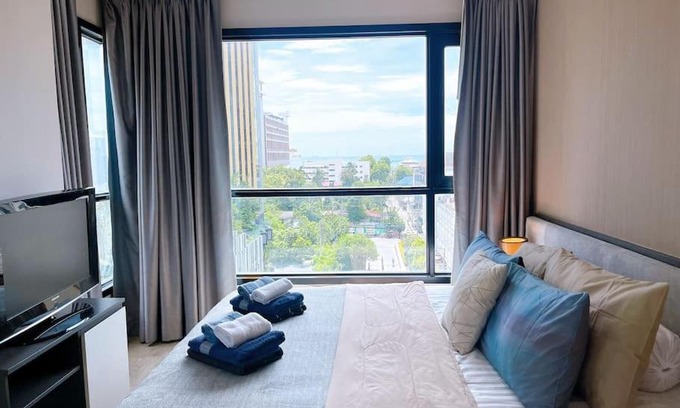 Pattaya Bay Apartment | BASE Central PATTAYA Huge 2BED King&Queen with Infinity Pool & Free Netflix!