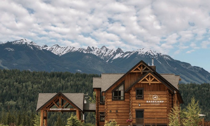 Golden Cabin | Basecamp Lodge Golden