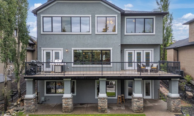 Southwest Calgary House | BASEMENT/3 BEDROOM/SLEEPS 12/COLD KITCHEN/FULL WALK OUT BASEMENT