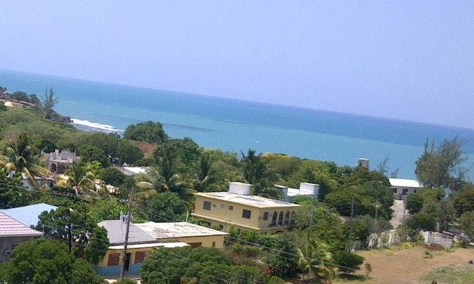 Treasure Beach House | Basic Twin Room Private Ensuite in family run guesthouse BillysBay TreasureBeach