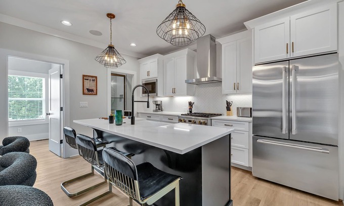 Berry Hill Cottage | Bass - Private Rooftop - 8 Mins to Broadway