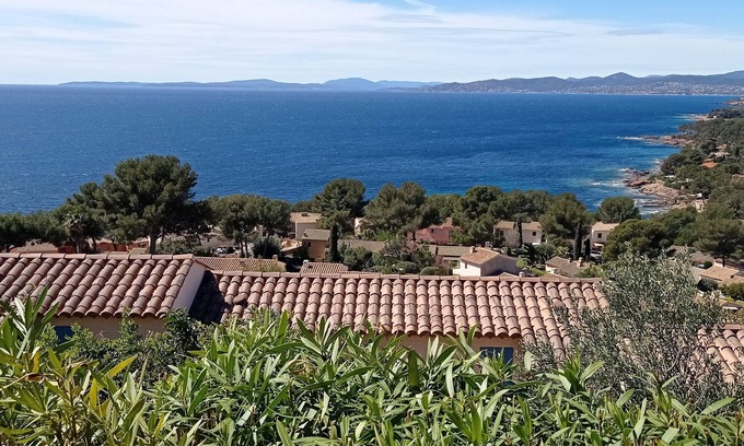 Le Dramont Apartment | Bastidon - Panoramic sea view - Quiet - Beach-300m - Air-conditioning - Private pk