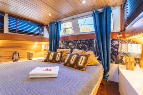 Les Halles - Valliere Boat Rental | Bateau Le Nubian