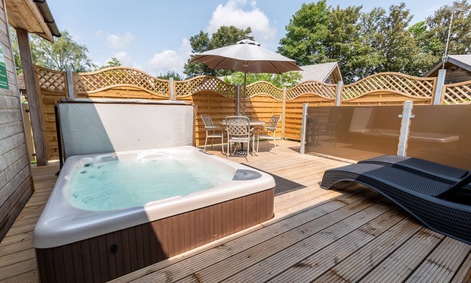 Cheddar Cabin | Bath & West lodge - sleeps 4/5 with private hot tub