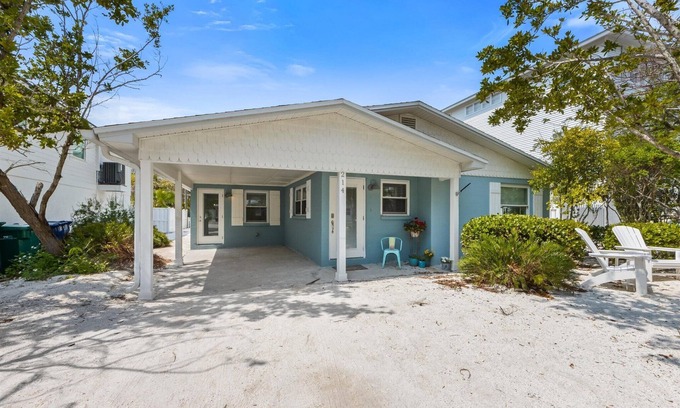 Anna Maria House | Batley's Beach House: Perfect location, ground-level rental