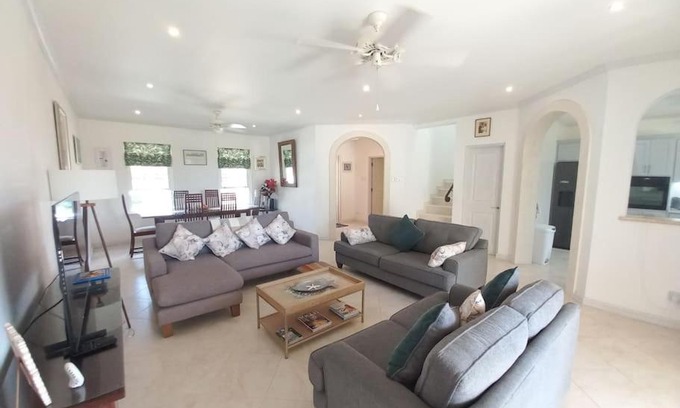 Little Battaleys House | Battaleys Mews modern 3 bed with plunge pool