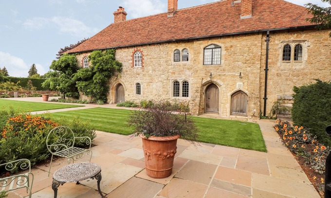 Maidstone Cottage | BATTEL HALL, family friendly, luxury holiday cottage in Hollingbourne
