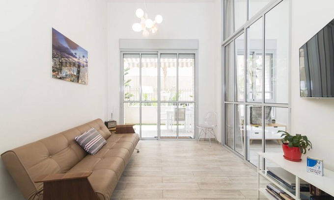 Kerem HaTeimanim Apartment | Bauhaus Residence & Garden by Beach - 6 Guests - 5 Stars Hosting ☆