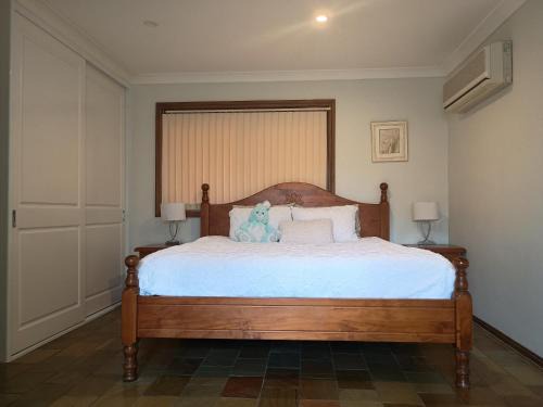 Baulkham Hills House | Baulkham Hills Deluxe king room with air-con private bathroom and entrance