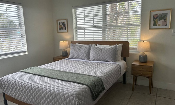 Bay Esplanade Apartment | Bay Apartment by the Water 1