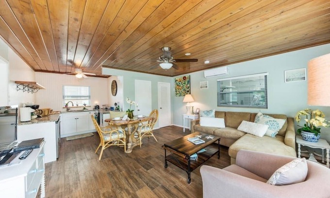 Anna Maria House | Bay Breeze Cottages #1 (The Mahi-Mahi)