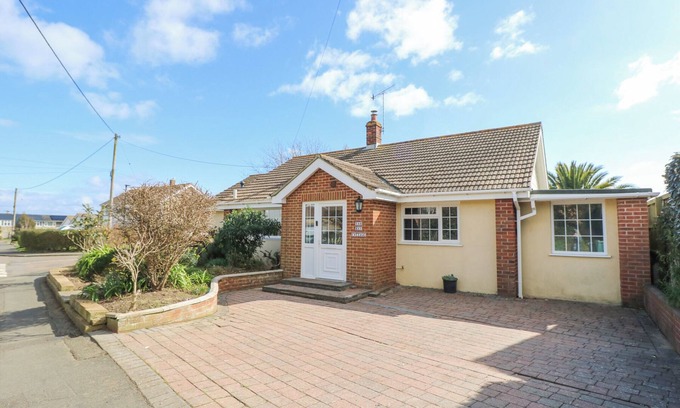 Bembridge Cottage | BAY COTTAGE, pet friendly, character holiday cottage in Bembridge