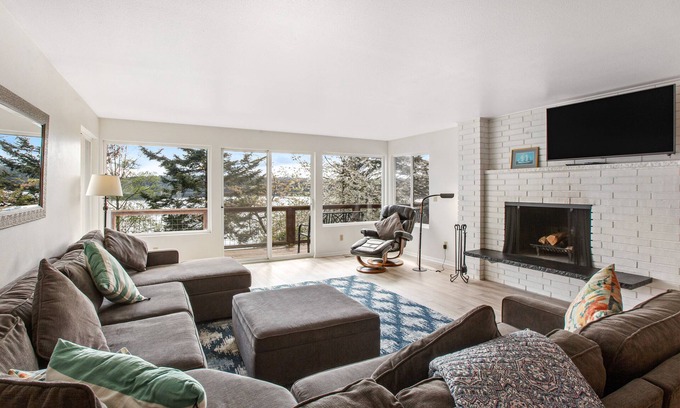 Freeland Apartment | Bay front family-friendly retreat w/beach access, gas grill