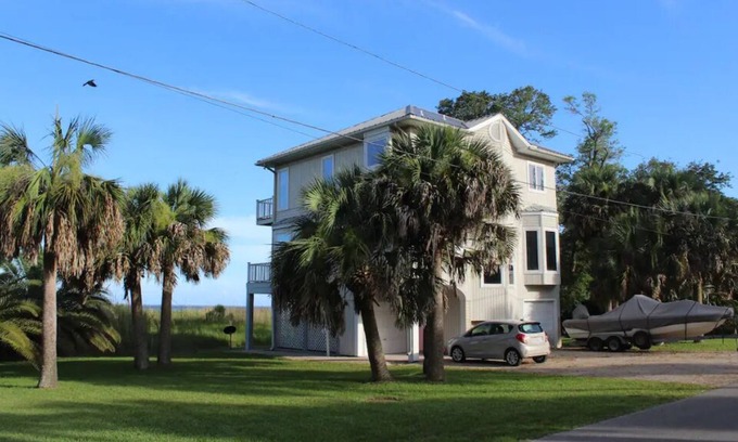 Historic Downtown Apalachicola House | Bay Front Home, Historic South Side with Elevator, Sleeps 6, Close to Downtown