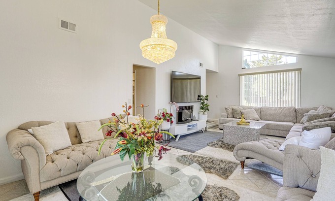 Hercules Cottage | Bay & Hill Views: Modern Hercules Home