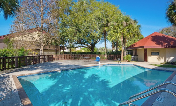 Bearss Plaza Hotel | BAY INN
