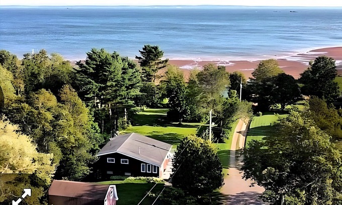Lower Economy House | Bay of Fundy ,Cobequid Bay, Steps to the beach in the Cliffs of Fundy Geopark