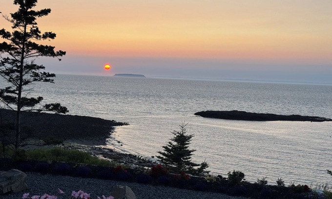 Black Rock House | Bay of Fundy Oceanfront Retreat;nSeparate work space, King, Queen rooms, 2 baths