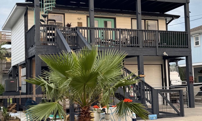 Rockport House | Bay Paradise with Views. Sleeps 4, Pets welcome, steps away from fishing piers