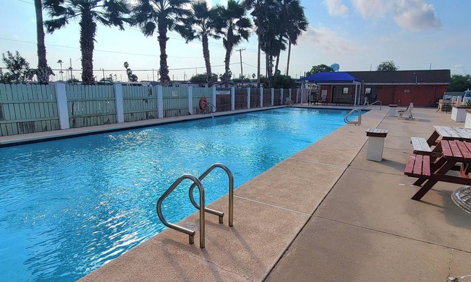 Port Isabel Apartment | * Bay Sunset Views * Waterfront Pool * Boat Slip