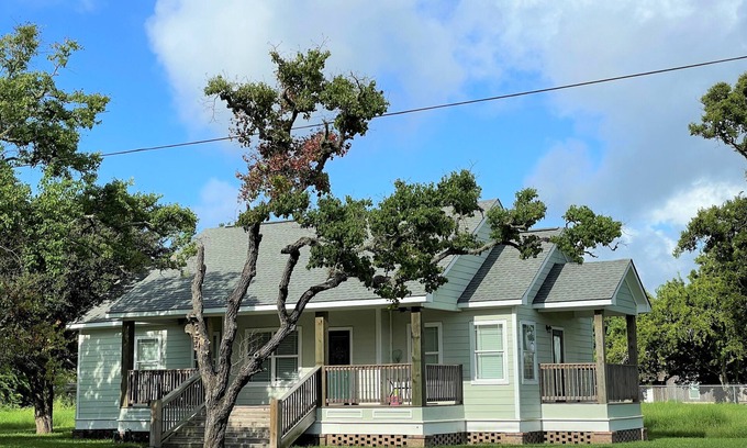 Palacios House | Bay View Cottage - 1 block to lighted fishing piers, parks, boat ramp & more.