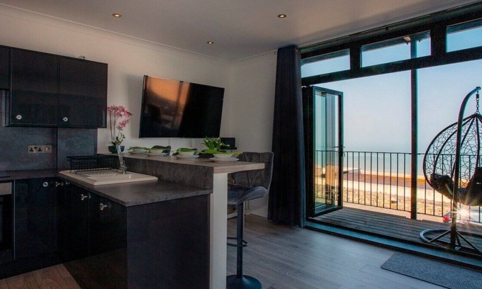 Westbrook Apartment | Bay View - Seaside Escape