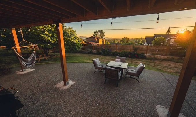 Alabama Hill House | Bay-view Suite with pet friendly yard