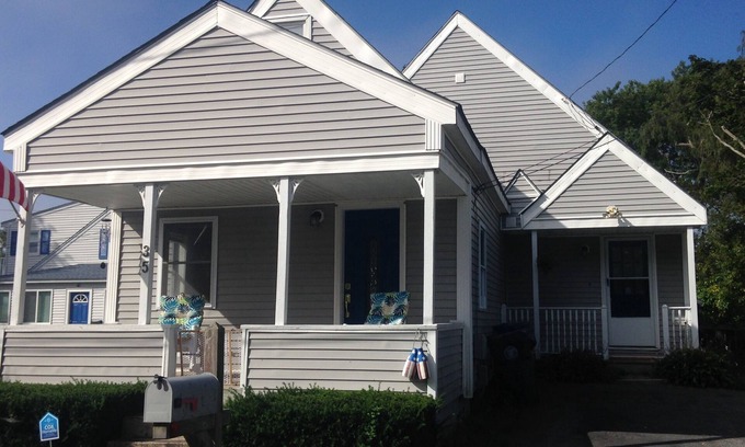 Warwick House | Bay Views, 4th house from the Beach and Wonderful Sea Breezes!
