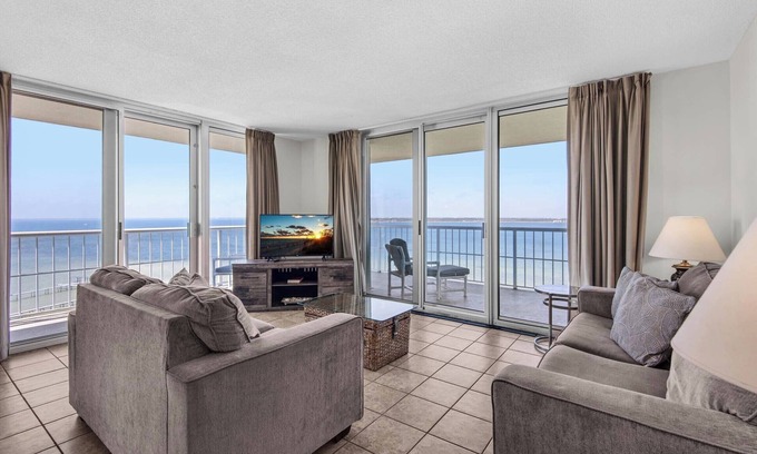 Pensacola Beach Condo | 🏖️Bay Views-Walk to beach-Pool-Tennis Courts-3BR Tristan Towers 10A