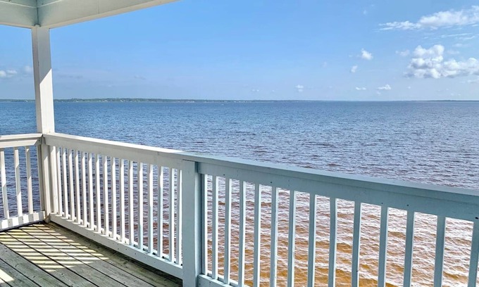 Innerarity Townhomes House | Bay Watch: Charming Waterfront Home with 2 Kayaks!