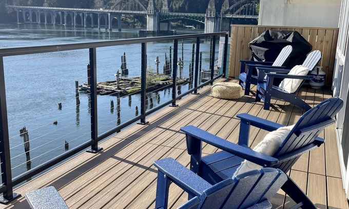 Florence Apartment | Bay Window -incredible river views- Old Town- new deck! Stairs.