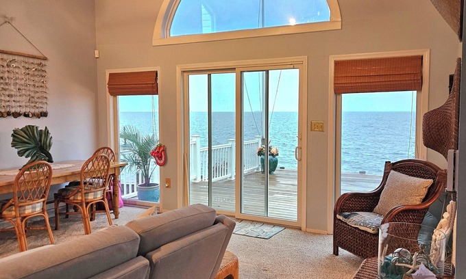 Pebble Beach House | Bayfront 3 Bedrooms House with Huge Deck/Private Beach/Beach House Sleeps 6 Ppl