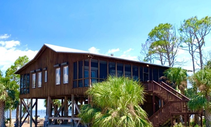 Cape Breezes House | Bayfront 6 bedr 4 baths sleeps 13 porches elevator dock ocean 5 min walk