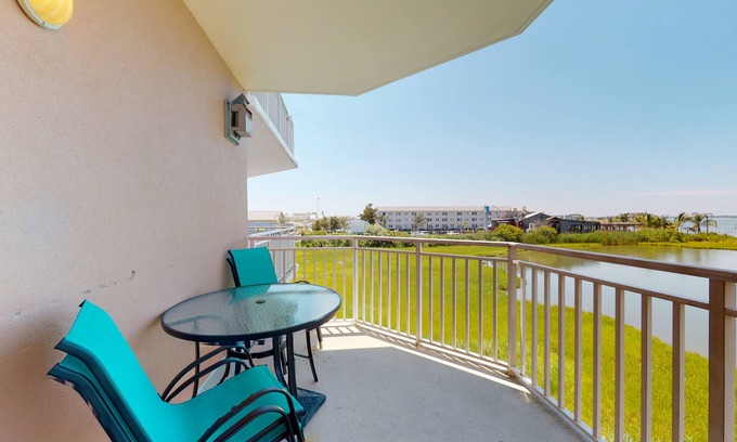 Midtown Ocean City Condo | Bayfront condo with lovely sunset views, balcony, central AC & pool