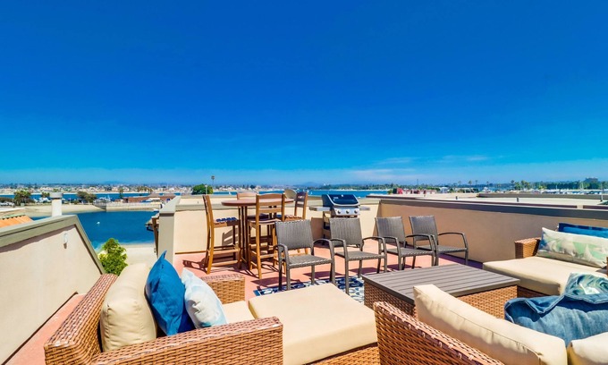 Mission Beach House | Bayfront Dream - Bay Views, Rooftop, W/D & Garage
