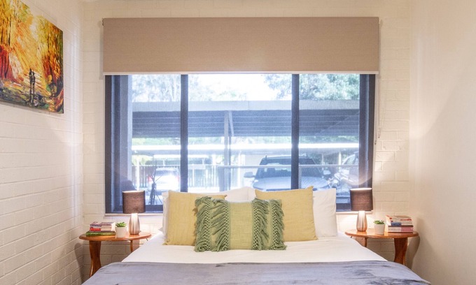 Batehaven Apartment | Bayfront Getaway Unit with Stunning Views