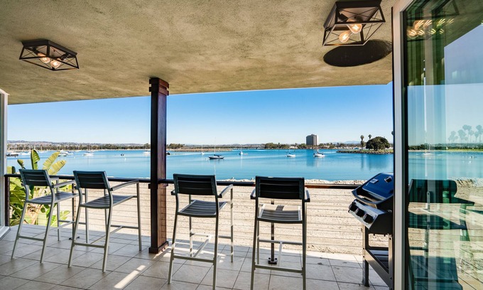 South Mission Beach Condo | Bayfront Home w/A/C, BBQ, & Sunrise Views