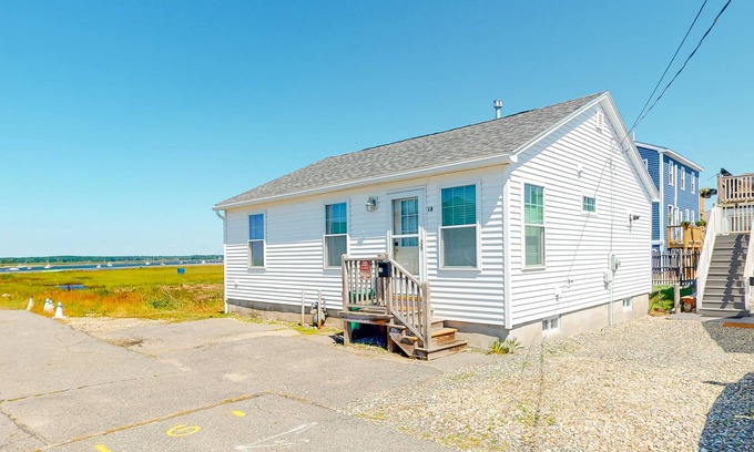 Hampton House | Bayfront nautical-themed home with central AC, washer/dryer, & gas grill