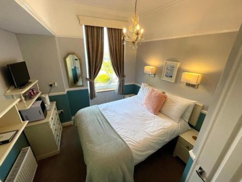 Weymouth House | Bayliss Hall Guesthouse