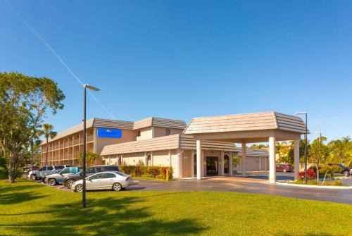 Bonita Springs Hotel | Baymont by Wyndham Bonita Springs