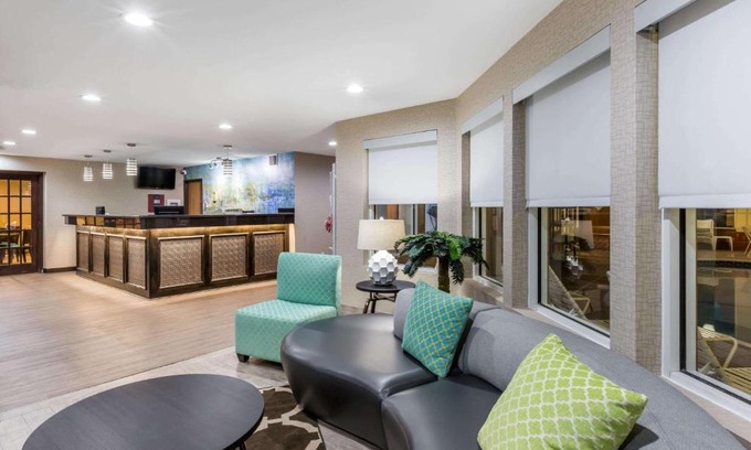 Pella Hotel | Baymont by Wyndham Pella
